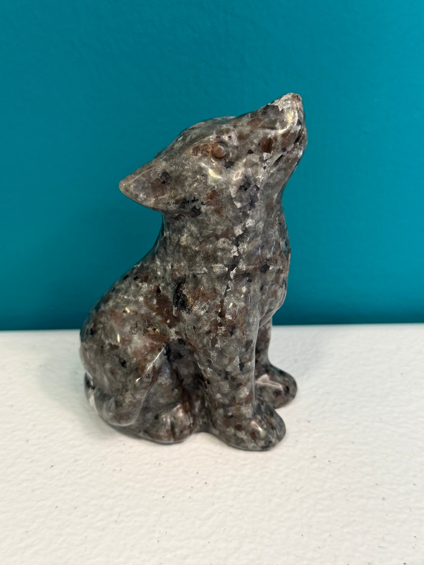 Lunar Howl — Yooperlite Wolf Carving (Glows Under UV)