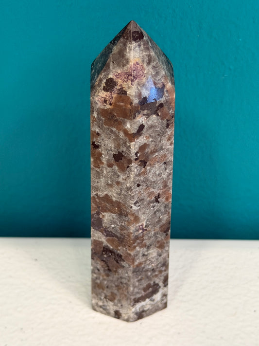 Granite Feldspar Tower — Earth-Tone Composite Point